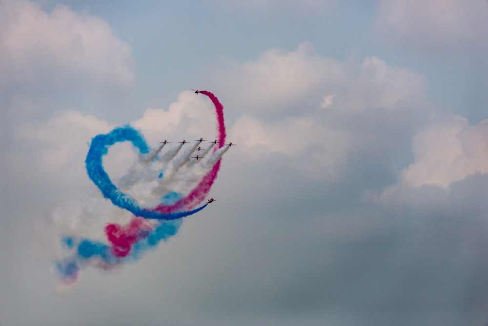 Cinco aviones haciendo exhibición aérea