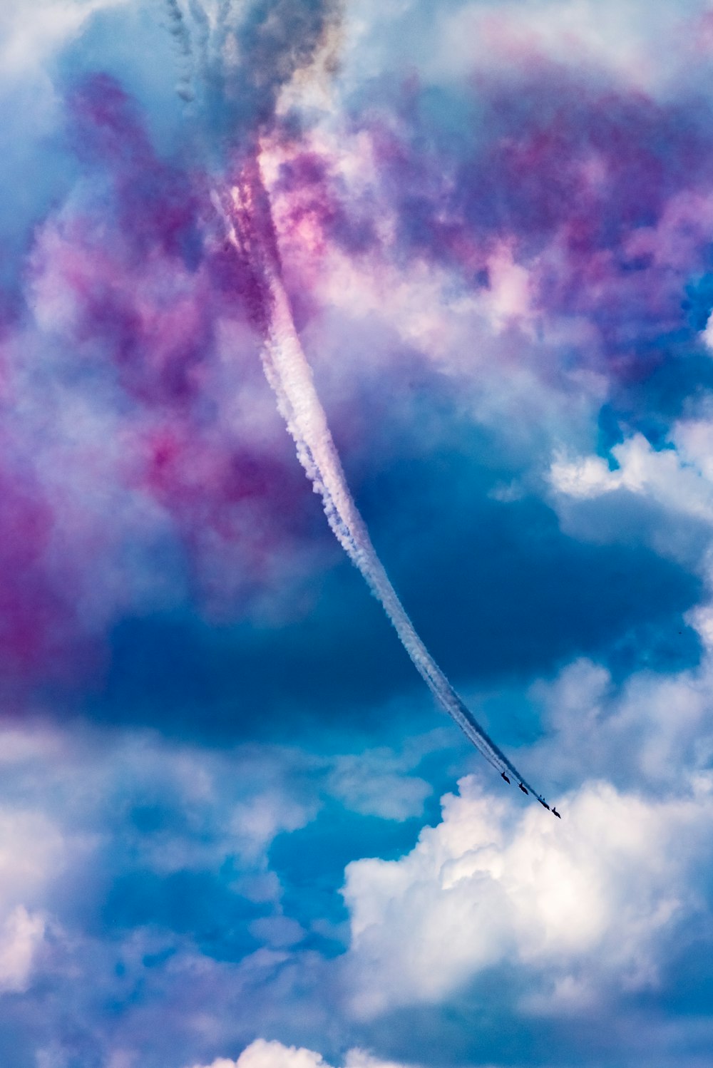 visão de baixo ângulo do contrail de ar