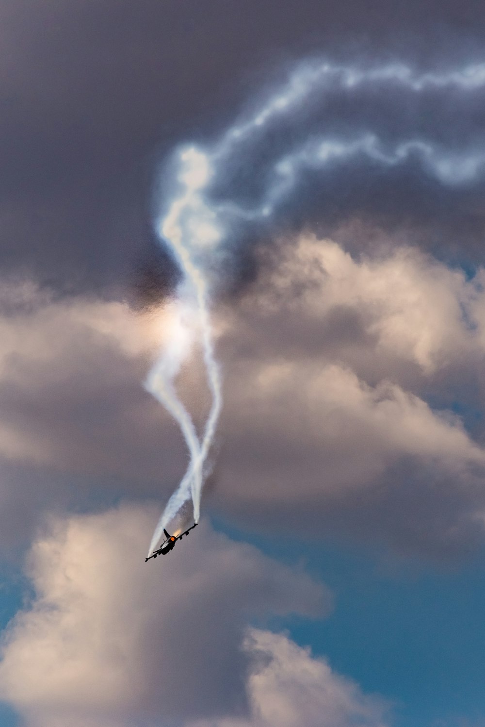 avion s’écrasant pendant la journée