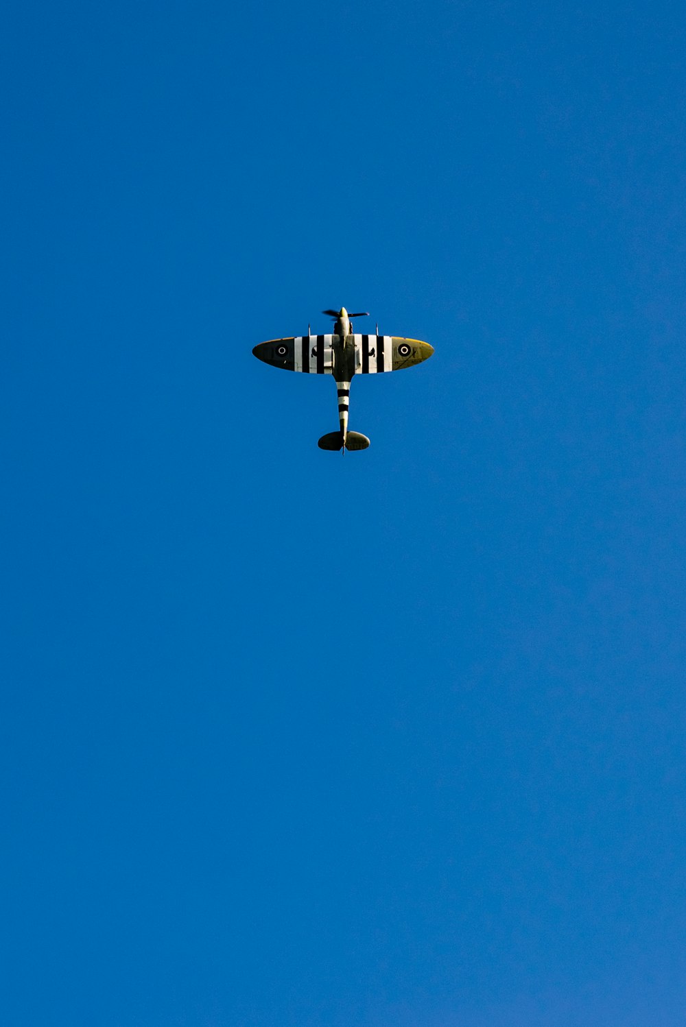 푸른 하늘 아래 회색과 흰색 비행기