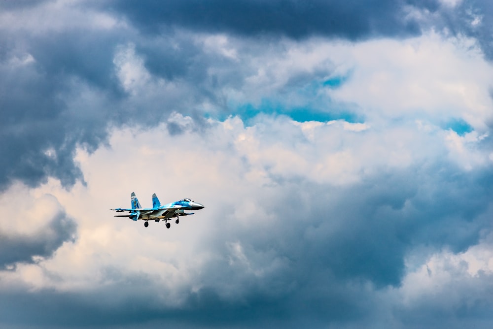 Avión azul y blanco en vuelo