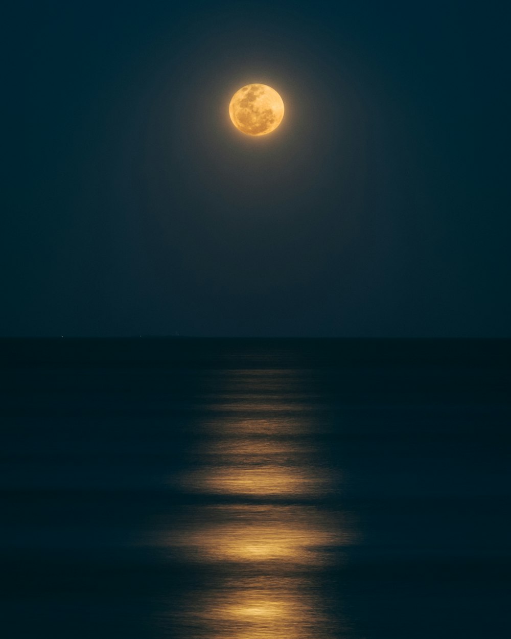 보름달 아래 바다