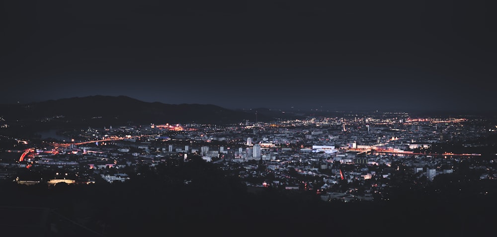 Fotografia dello skyline della città durante la notte