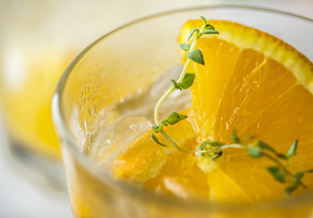 closeup photography of sliced of lemon in drinking glass