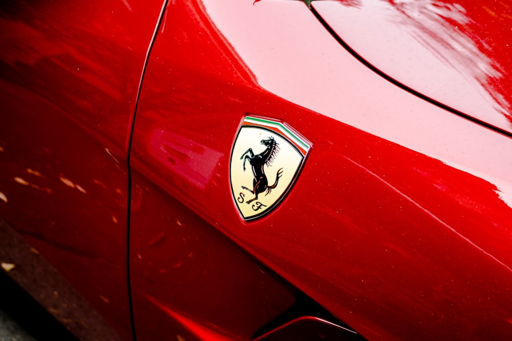 rotes Ferrari-Emblem