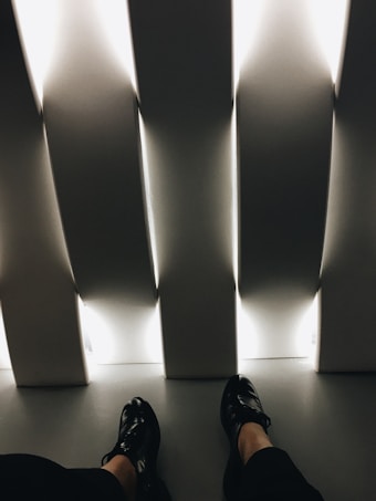 A sleek matte black podiatry clinic interior in Paris with advanced 3D orthotic equipment.