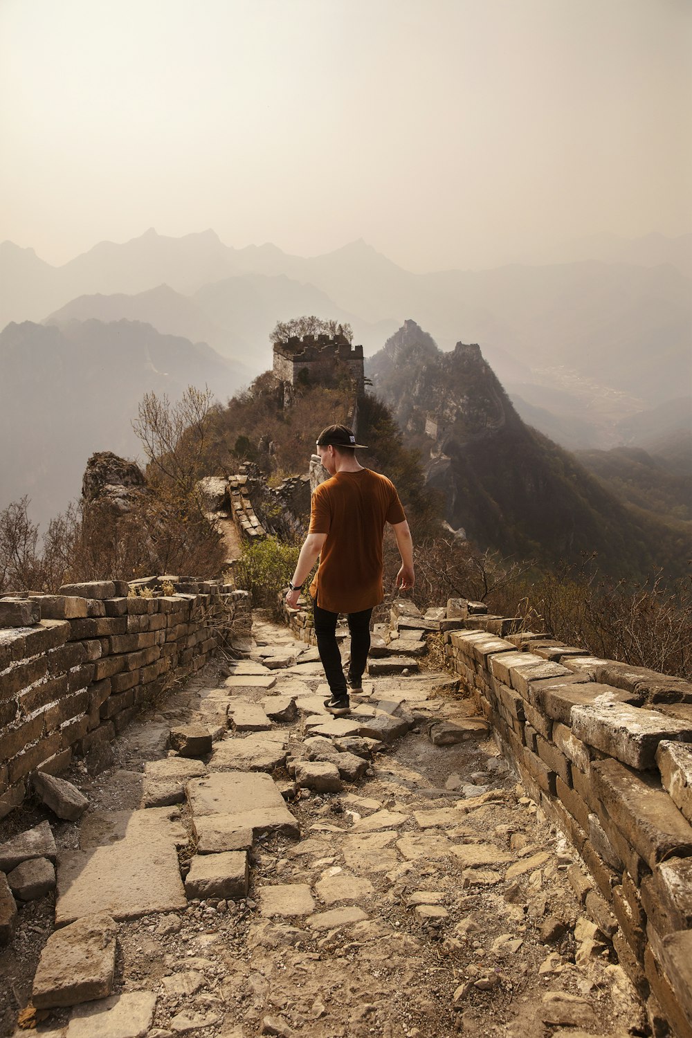 hombre caminando sobre la Gran Muralla China