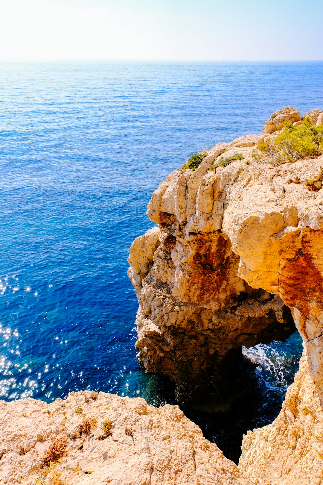 travelers stories about Cliff in Cala Moraig, Spain