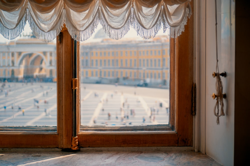 una finestra aperta con vista su un palazzo