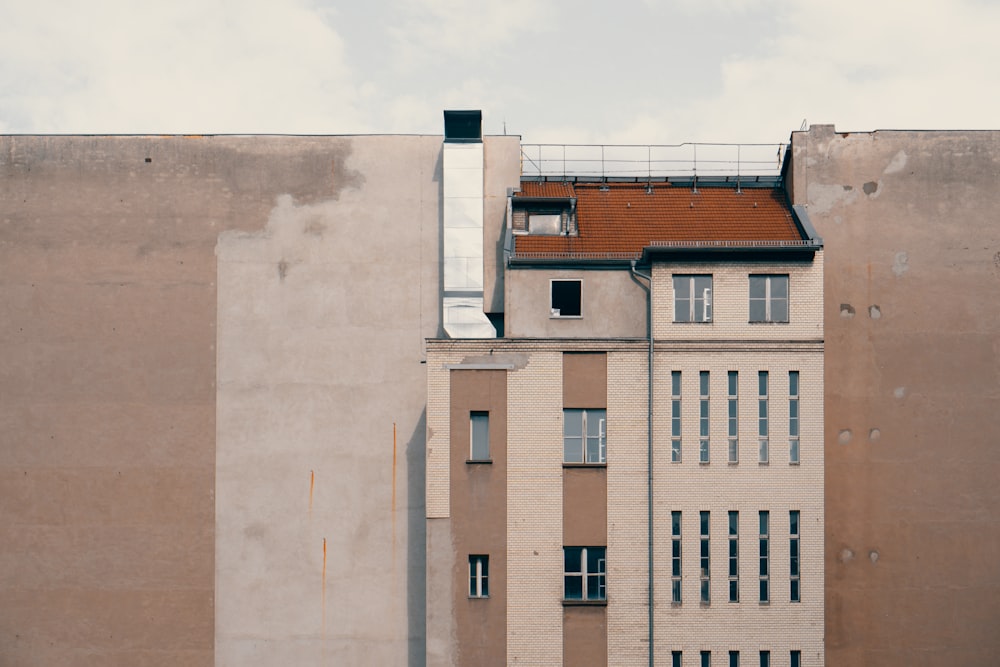 Gebäude aus braunem Beton