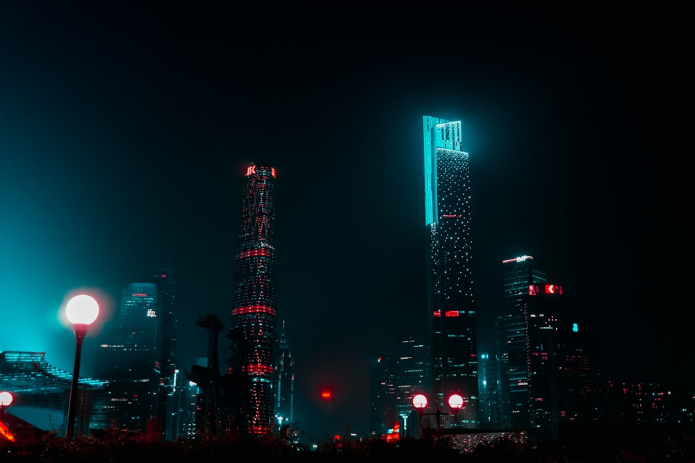 야간의 고층 건물