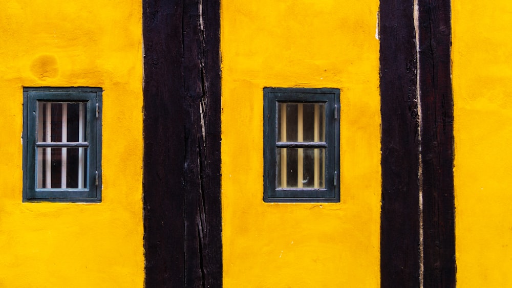 Photographie minimaliste de fenêtres rayées noires et jaunes