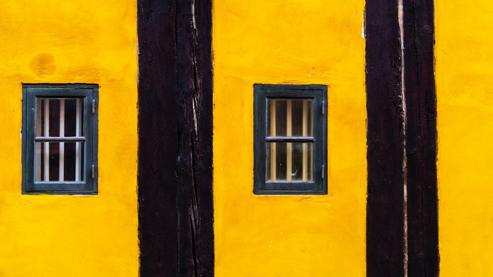 Fotografía minimalista de ventanas a rayas negras y amarillas