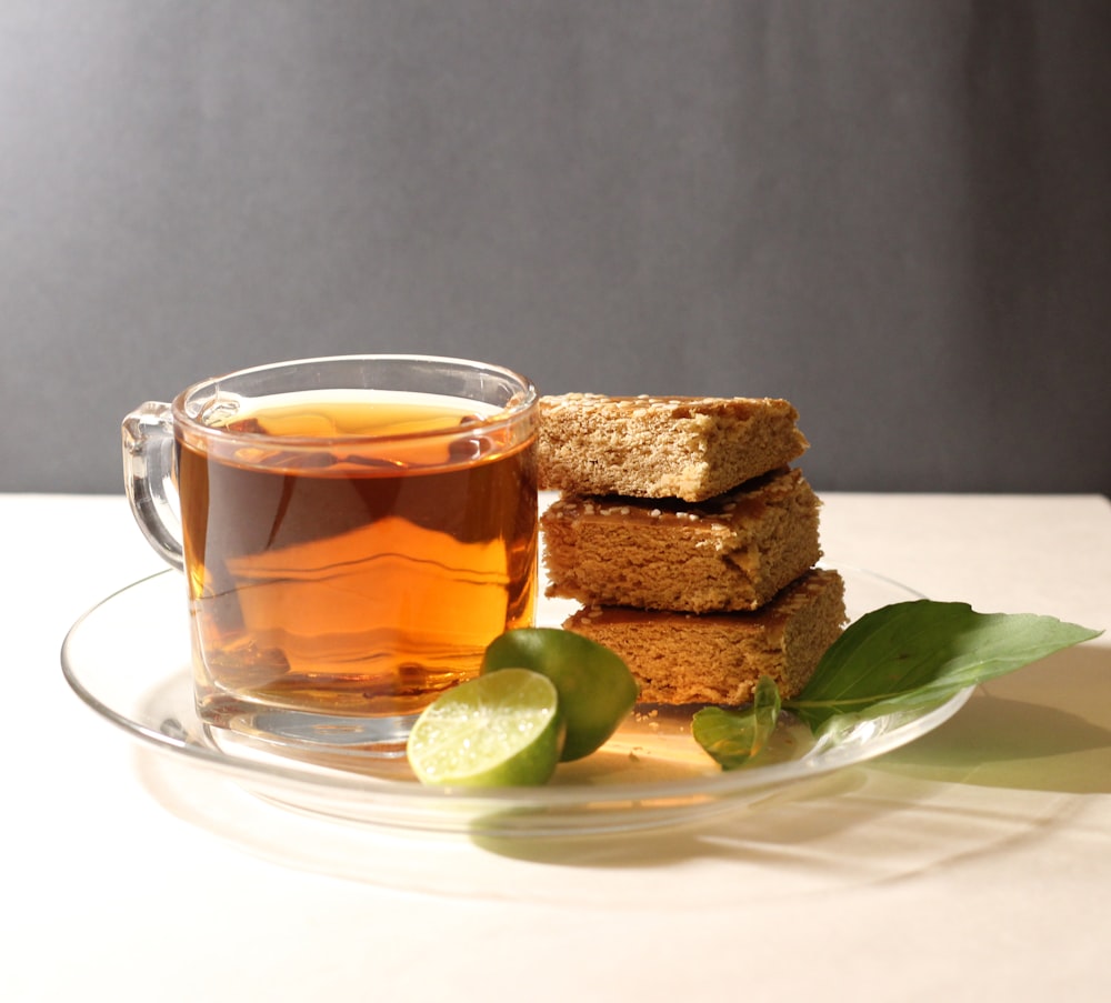 tazza di vetro trasparente accanto ai biscotti