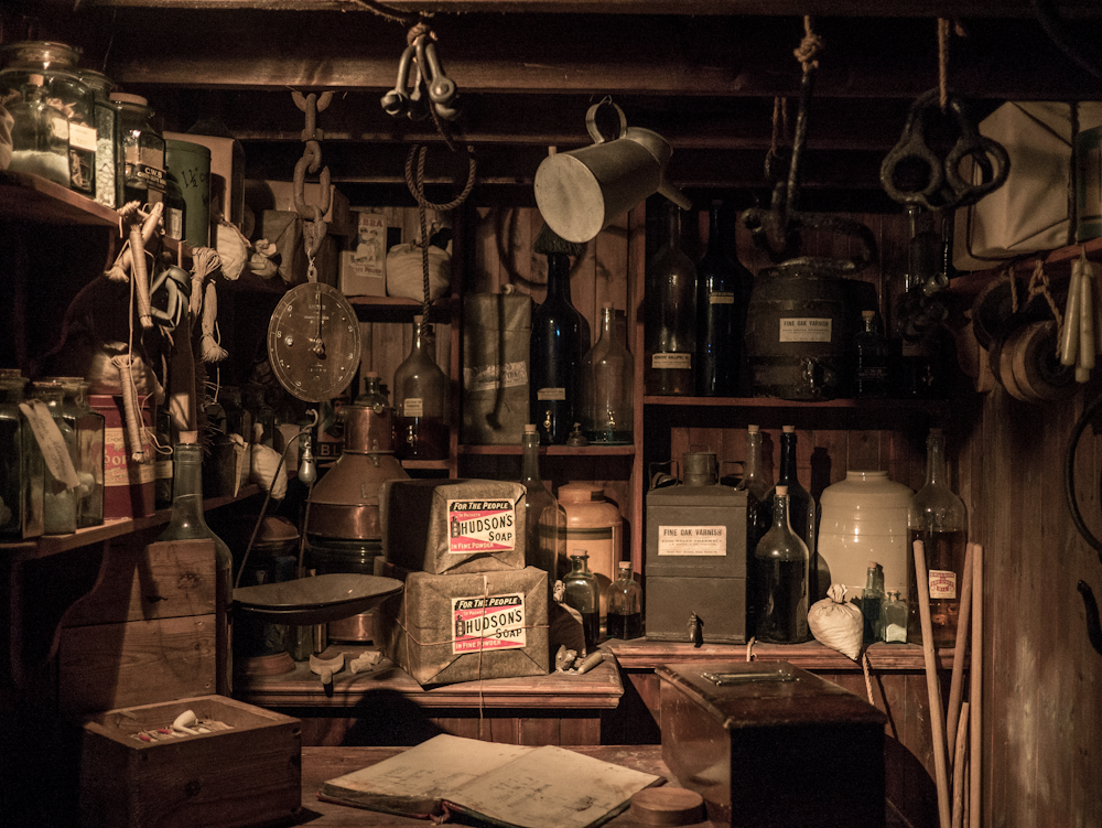 Salle de stockage remplie de choses