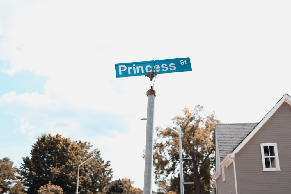 Signalisation de la rue Princess pendant la journée