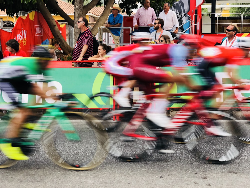 Fotografía de lapso de tiempo de ciclistas en maratón