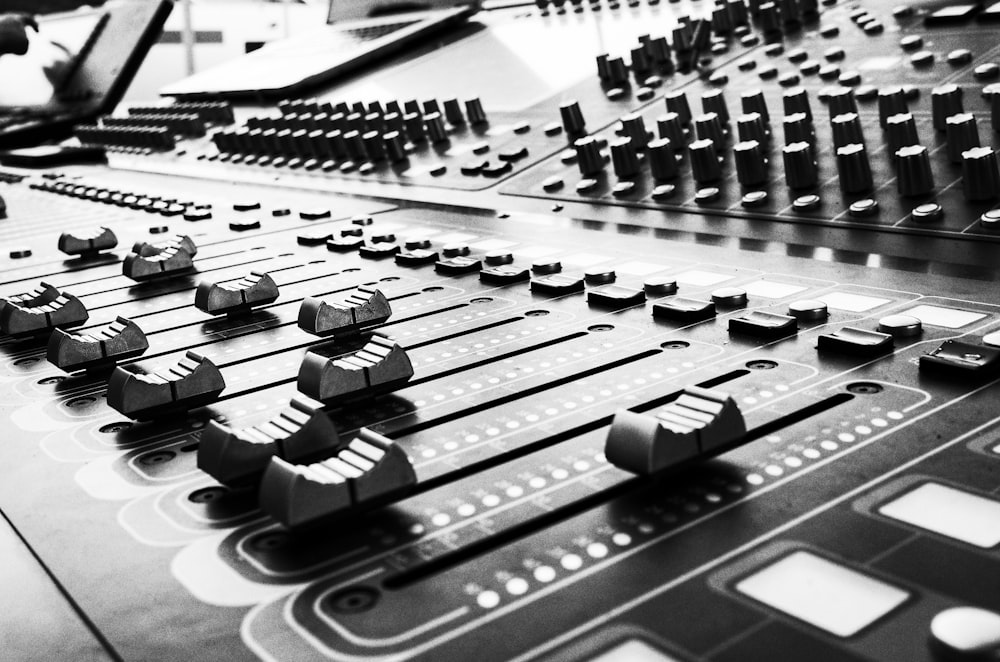 Gros plan sur la photo de la table de mixage audio