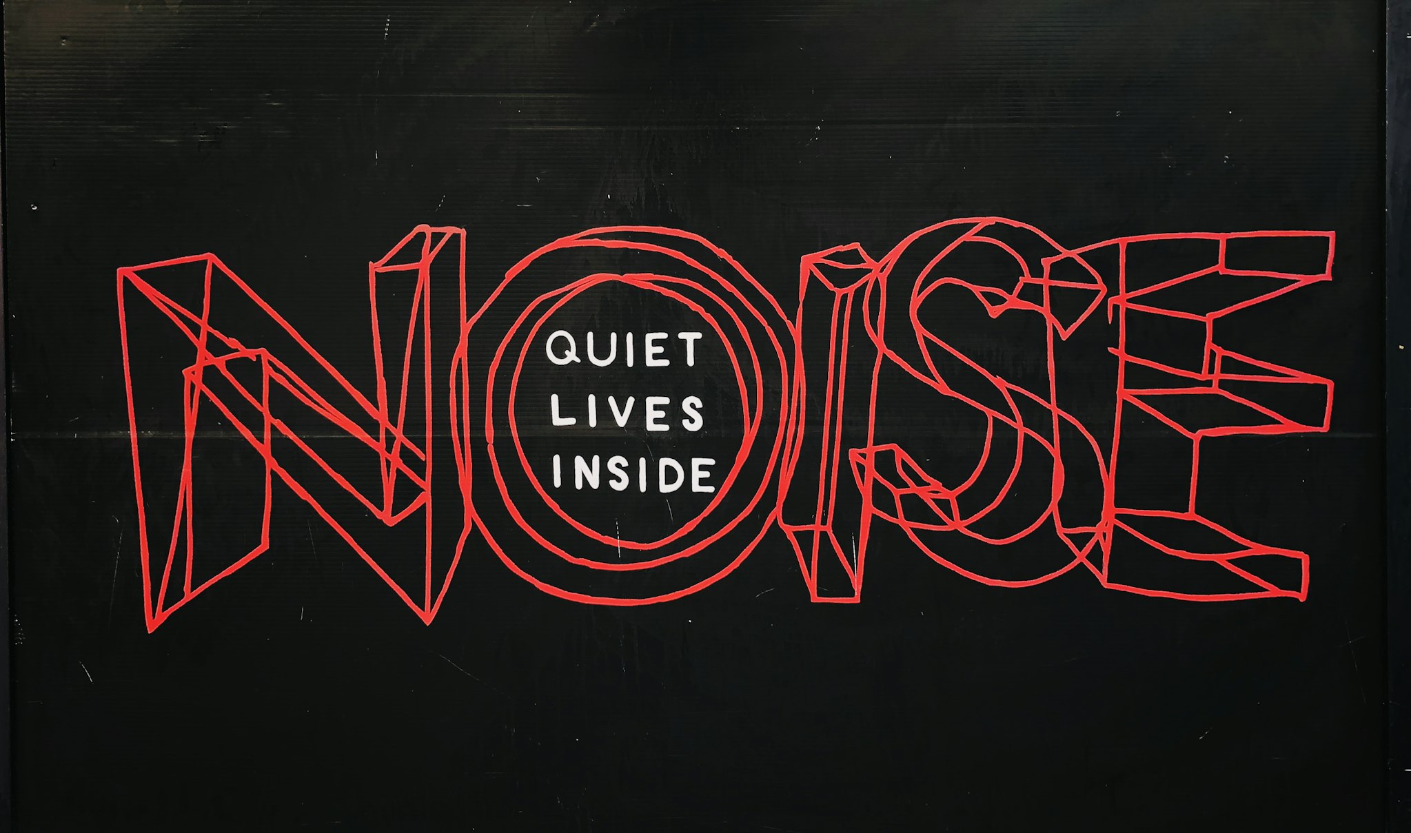 immagine con la scritta noise, quiet lives inside