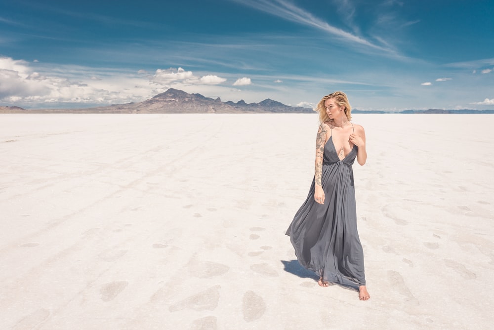 femme debout sur le sable blanc