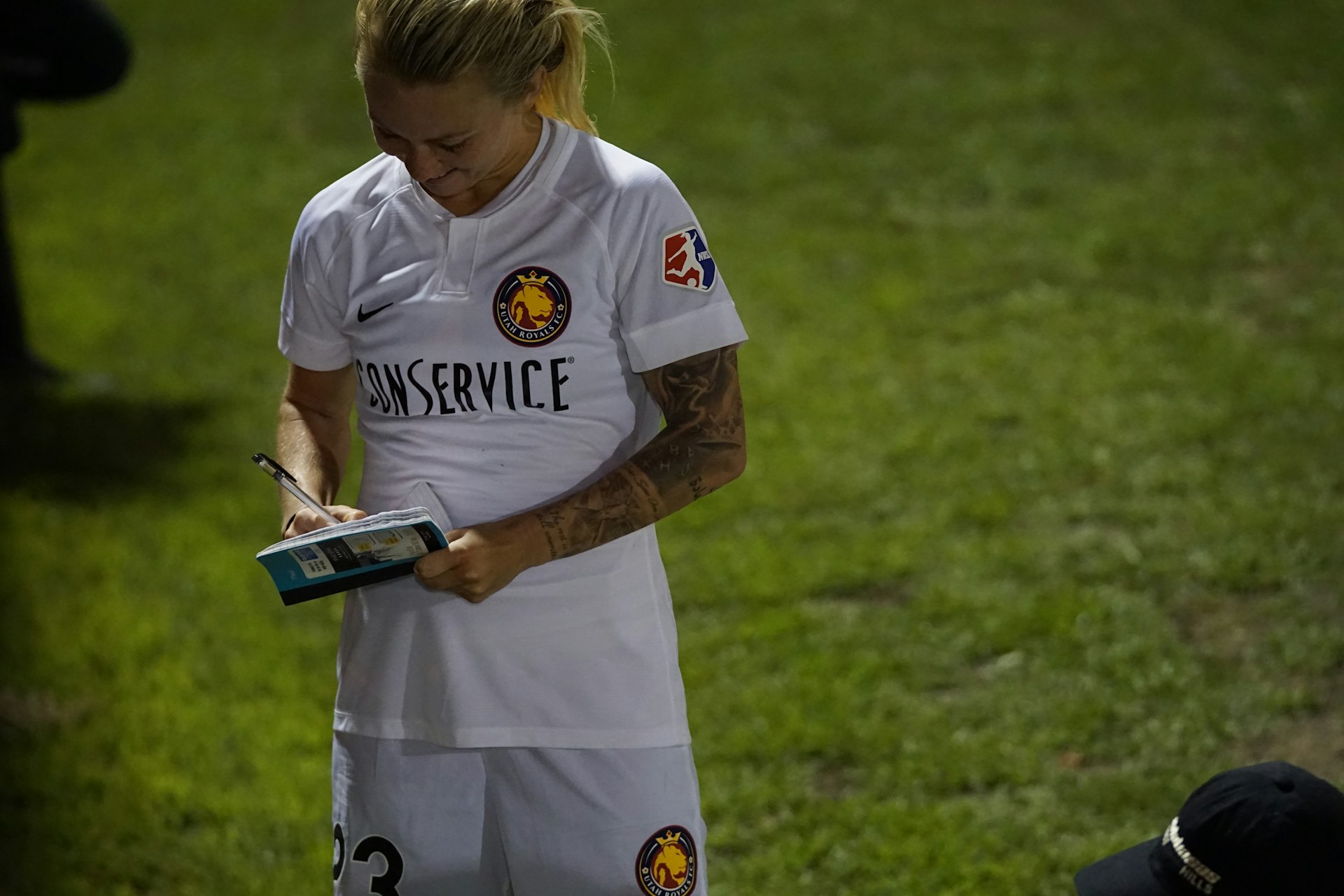 gray computer monitor