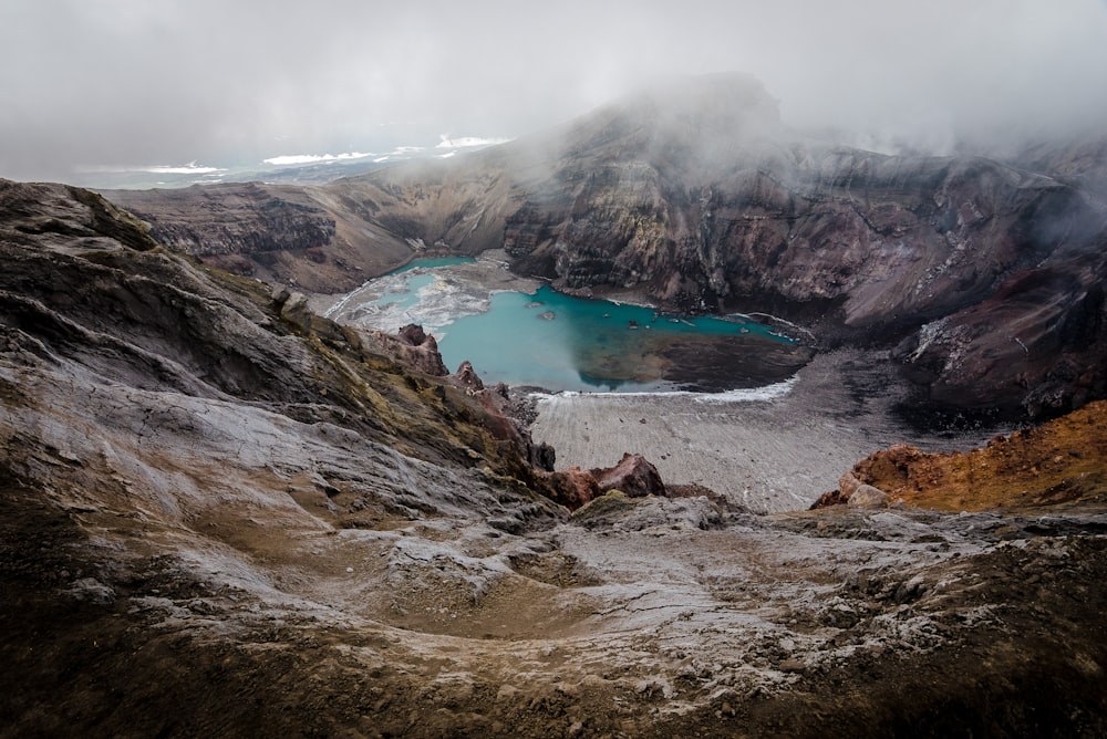 fotografia aerea del lago coperto di nebbie