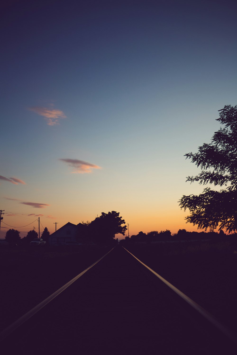 Leeres Straßenfoto zur goldenen Stunde