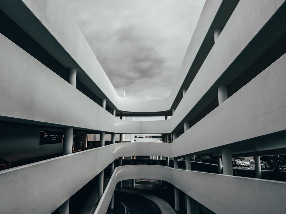 graues Betongebäude unter bewölktem Himmel