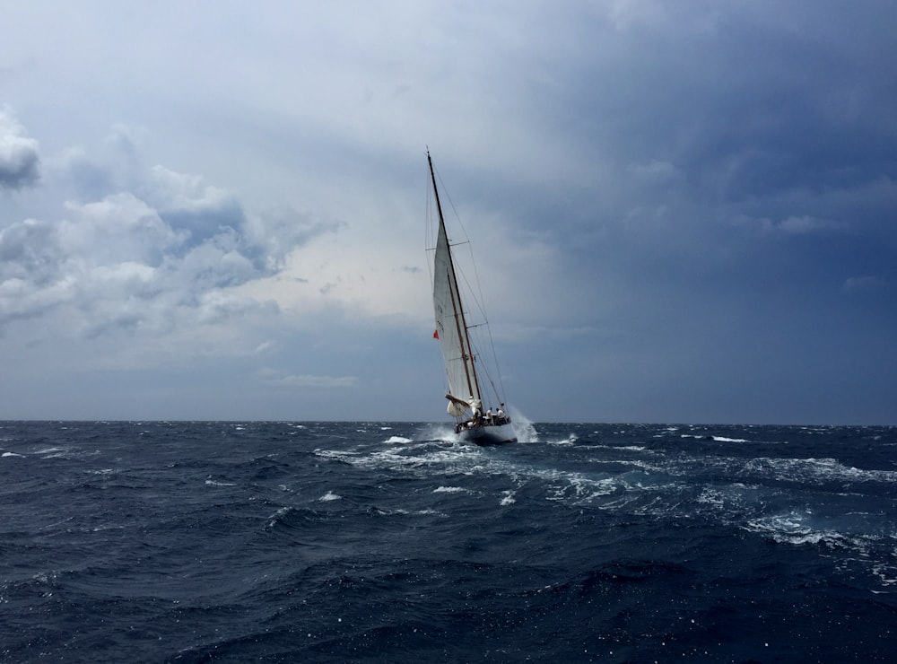 weißes Segelboot auf Gewässer