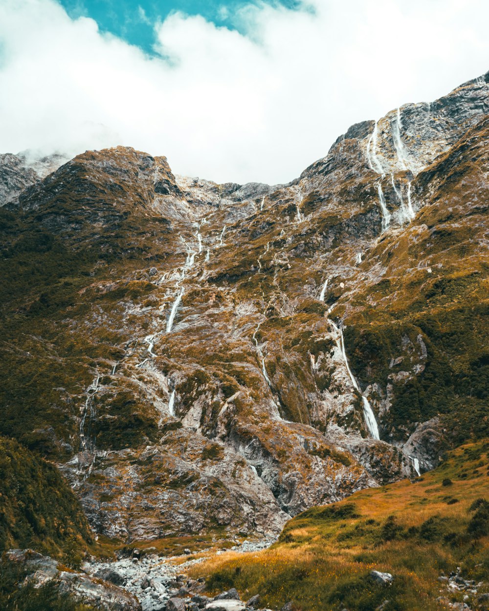 Montaña marrón y blanca