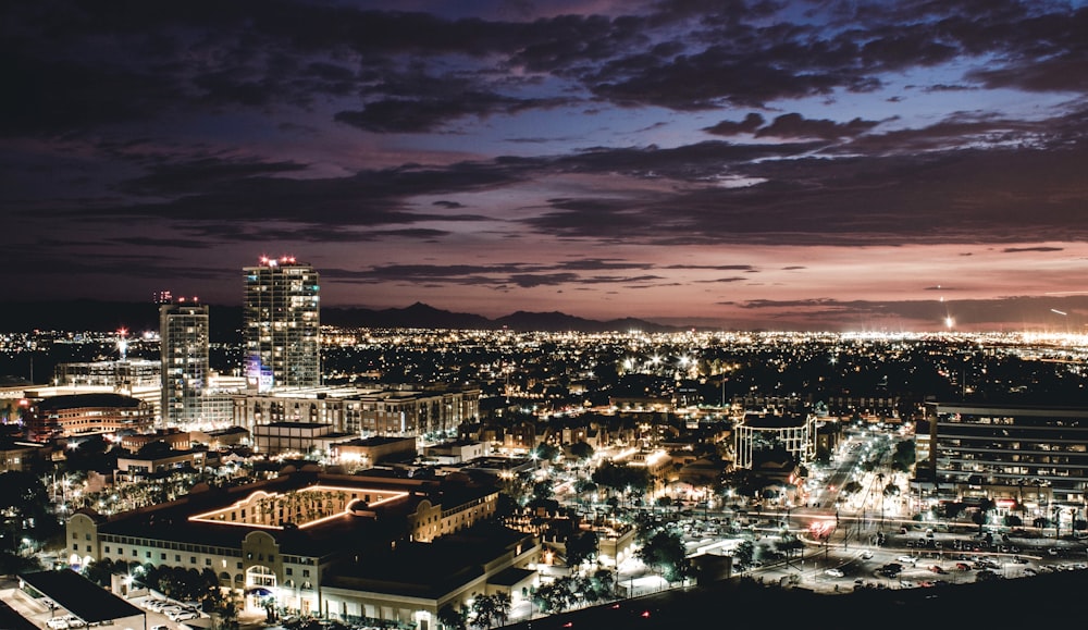 una vista di una città di notte