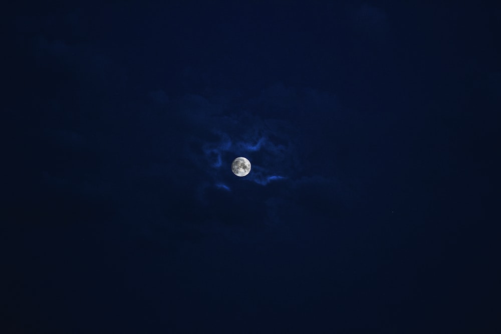 月のシルエット写真