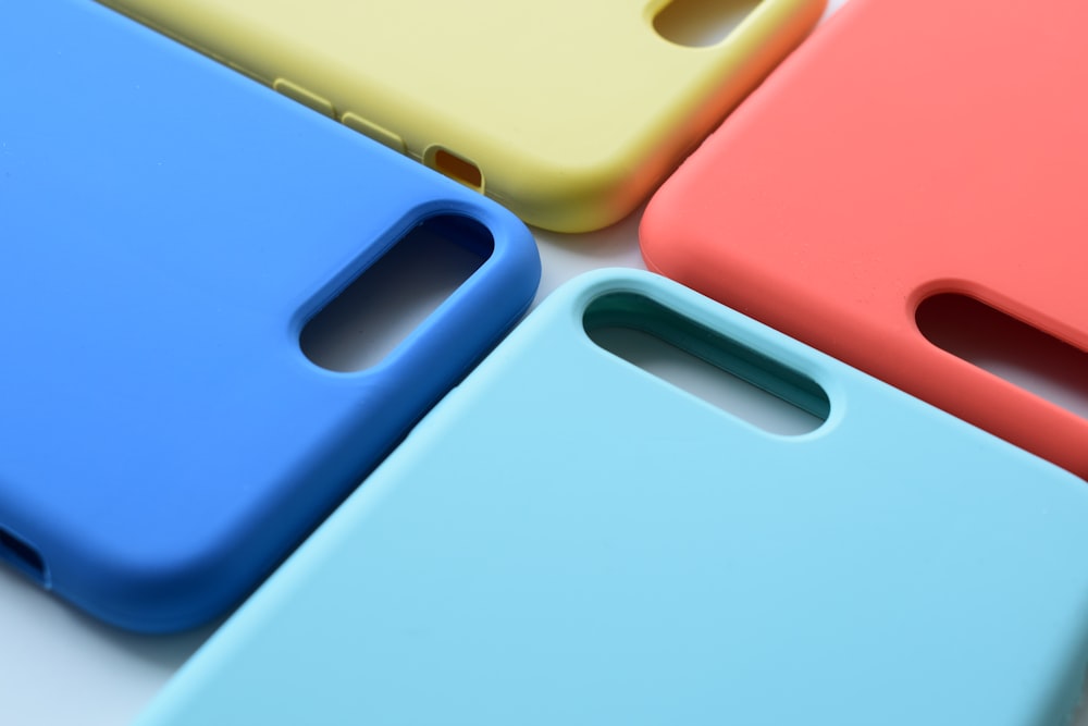 Vier Smartphone-Hüllen in verschiedenen Farben