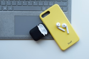 Celular Amarelo Pro