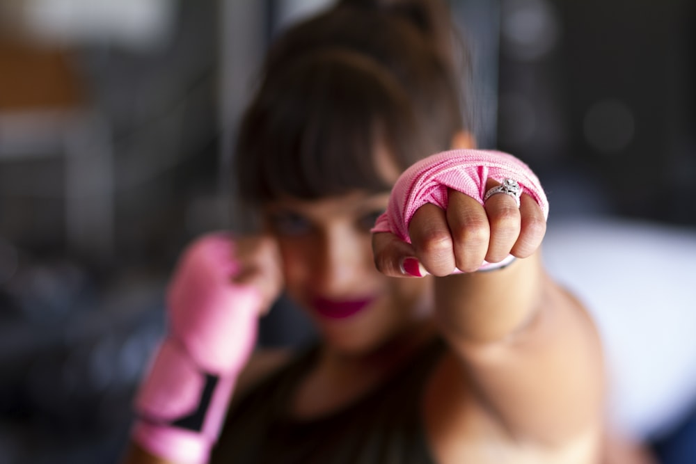 女性の拳のフォーカス写真