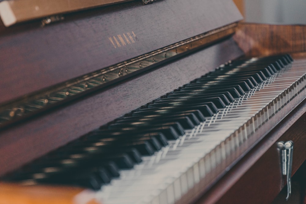 茶色の木製スピネットピアノ