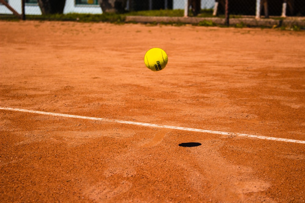 pelota de tenis rebotando en el suelo