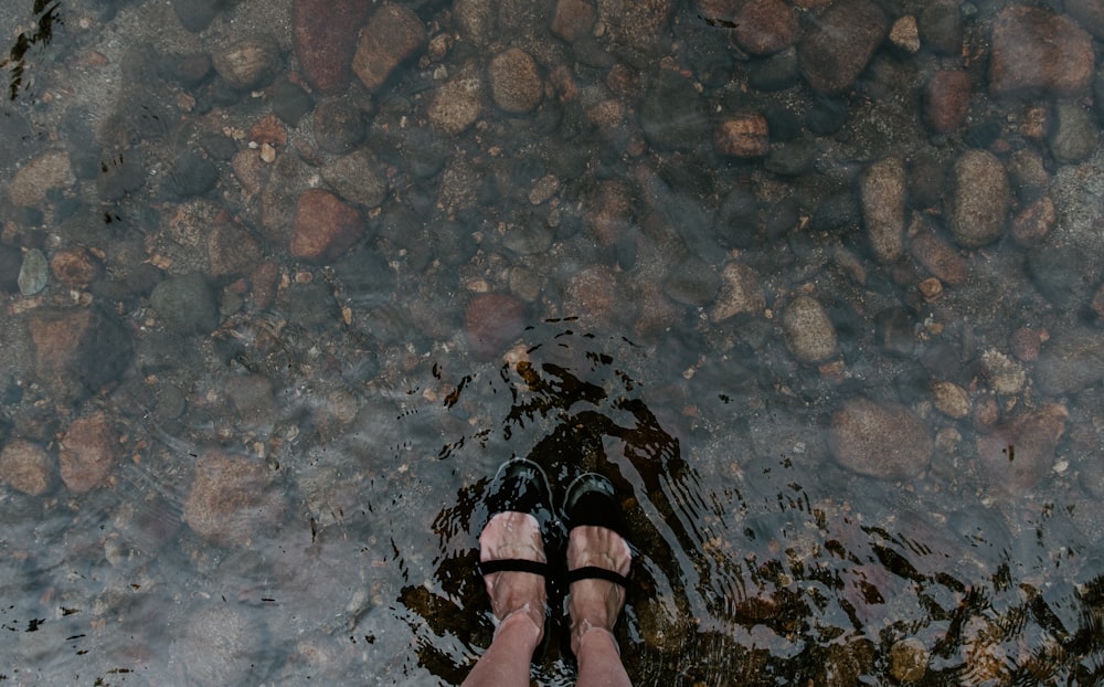 persona in piedi sull'acqua