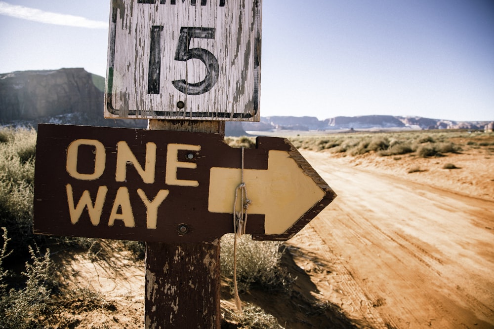 One way sign pointing right side