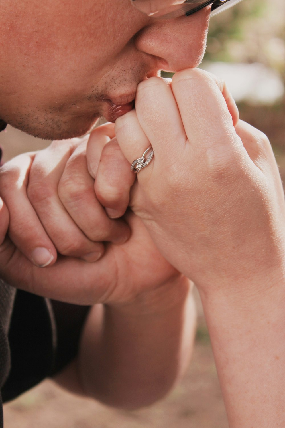 closed up photo of person kissing hand