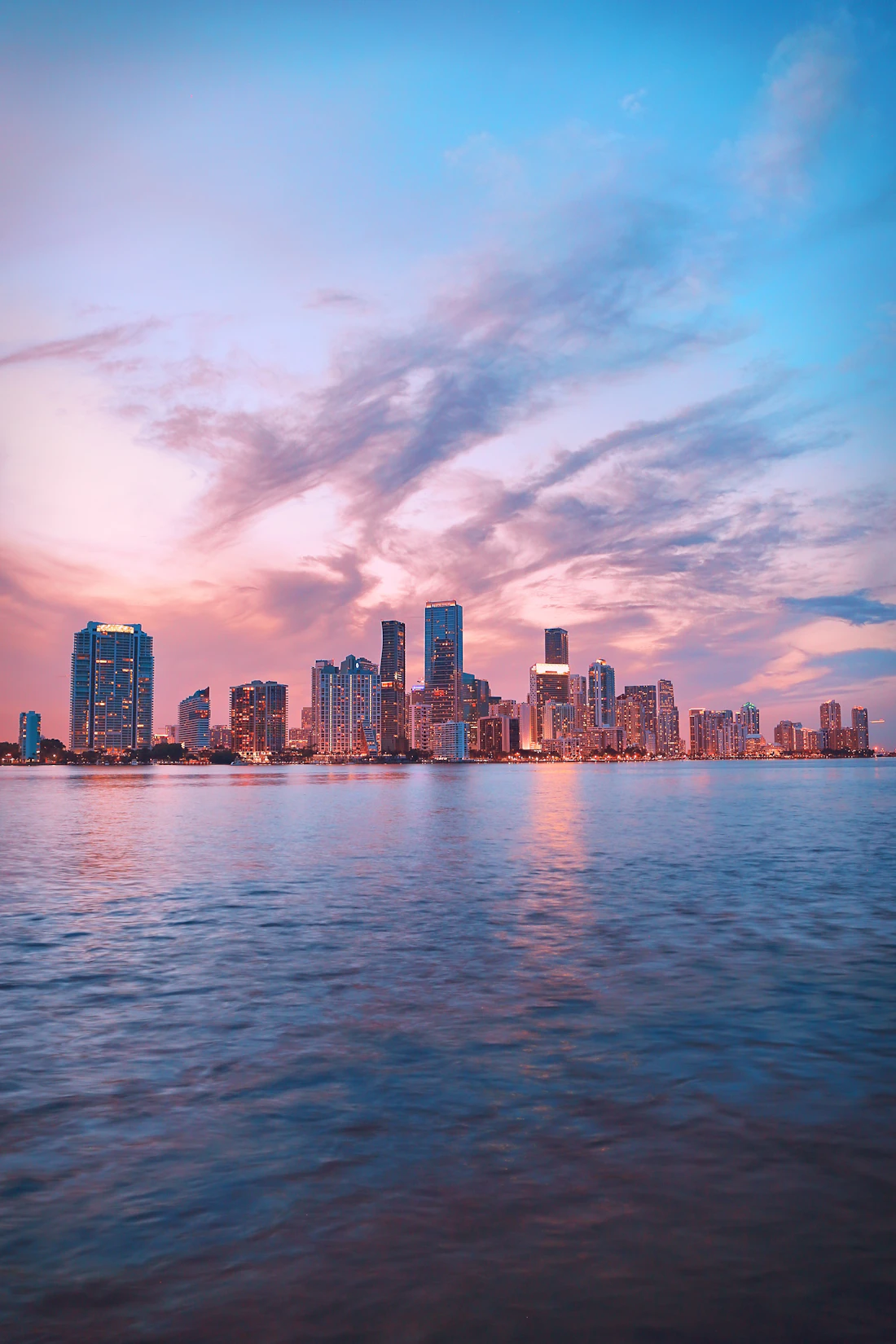 Palmeras y costa de Miami al atardecer