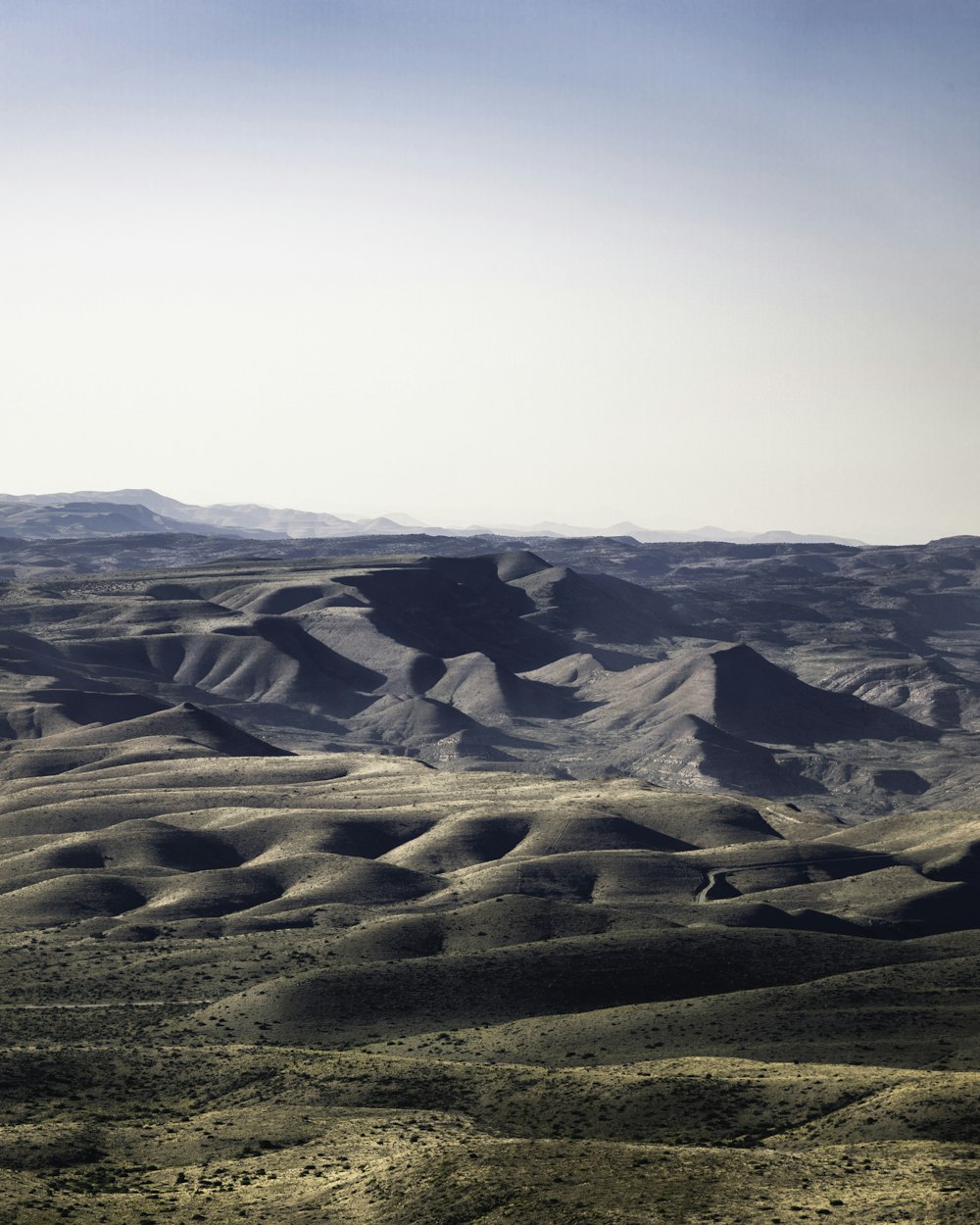 遠くに丘のある砂漠の眺め