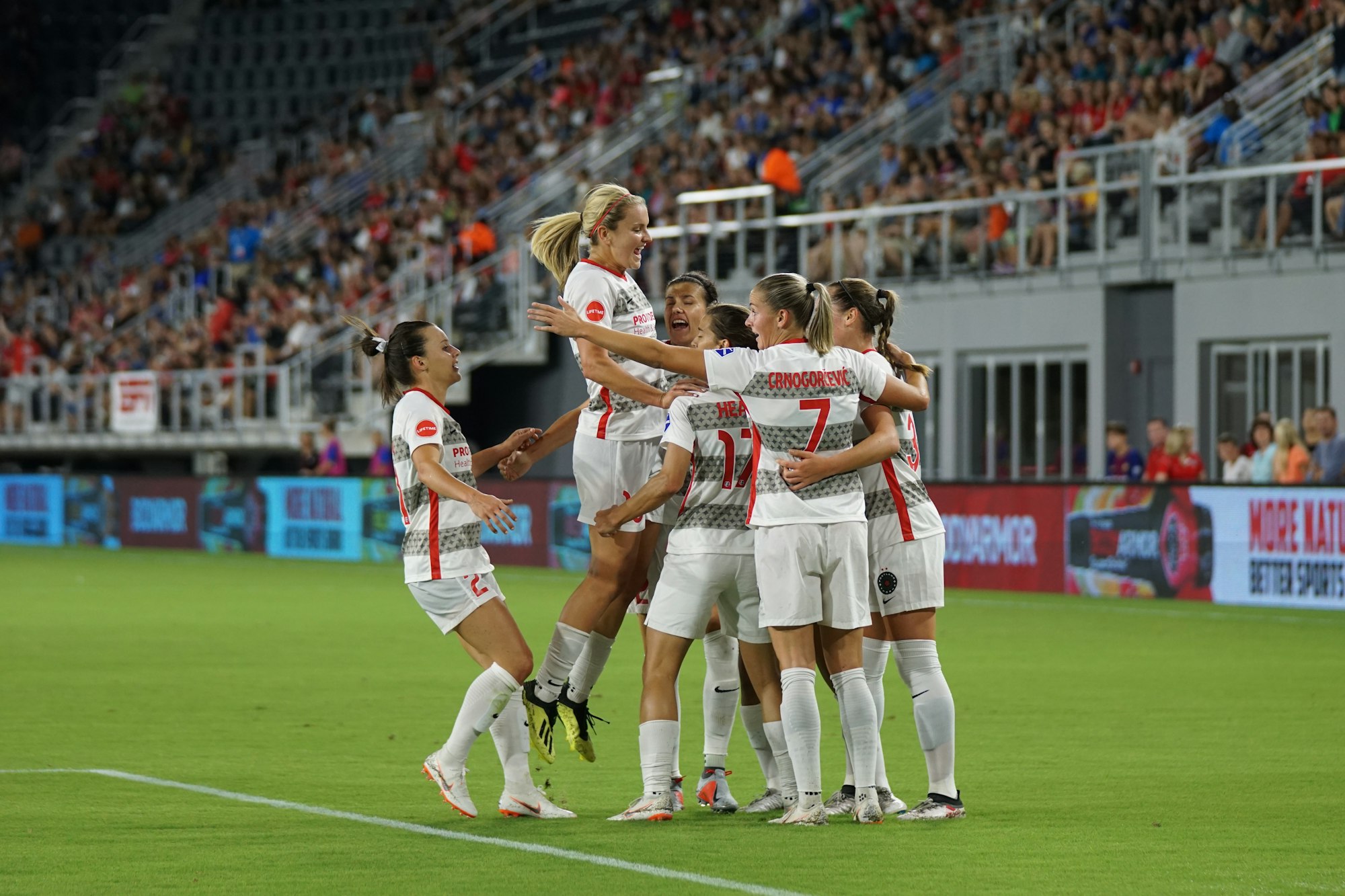 Corinthians, Globo e Nike: os interesses de quem assiste ao futebol feminino