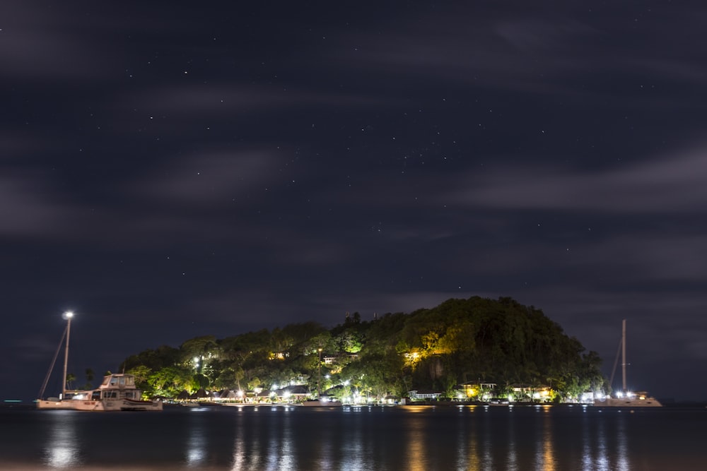 Photographie aérienne de l’île la nuit