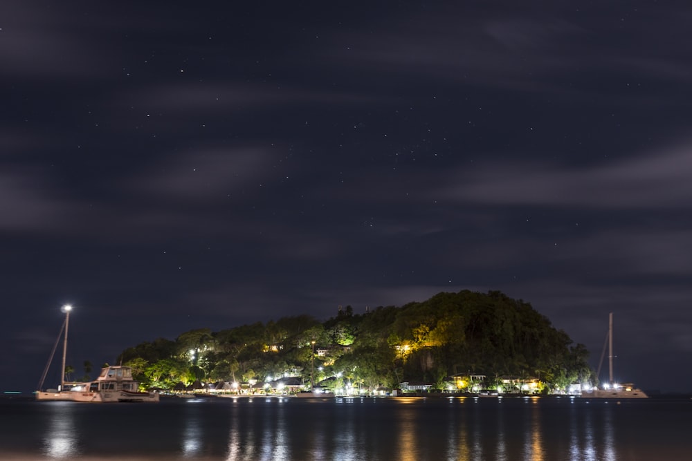 fotografia aerea dell'isola di notte