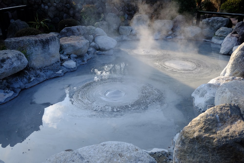 specchio d'acqua sulle rocce vicine