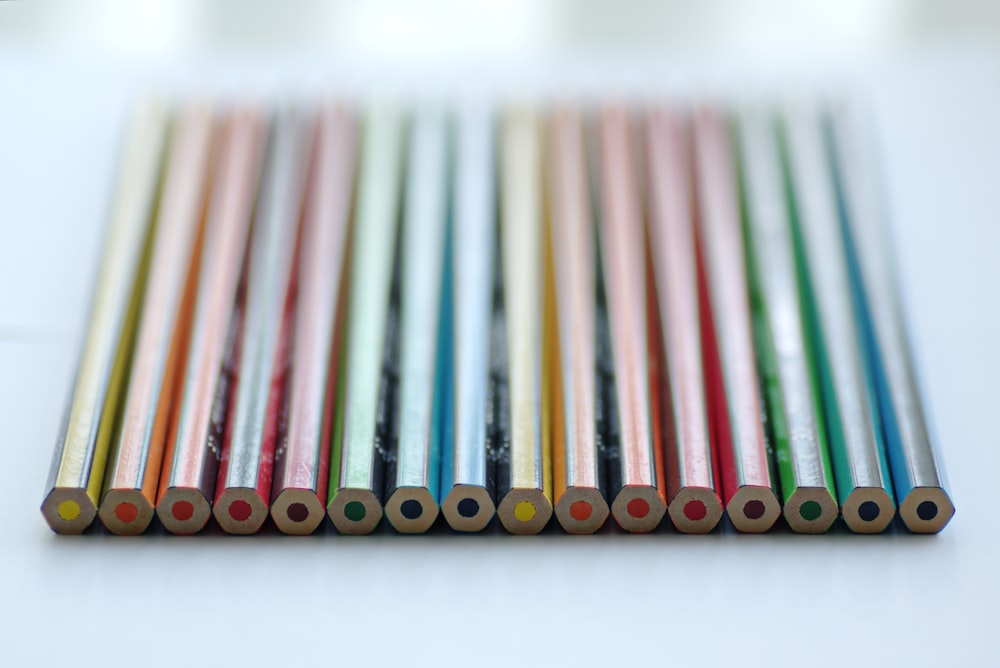 白いパネルに積まれた色鉛筆