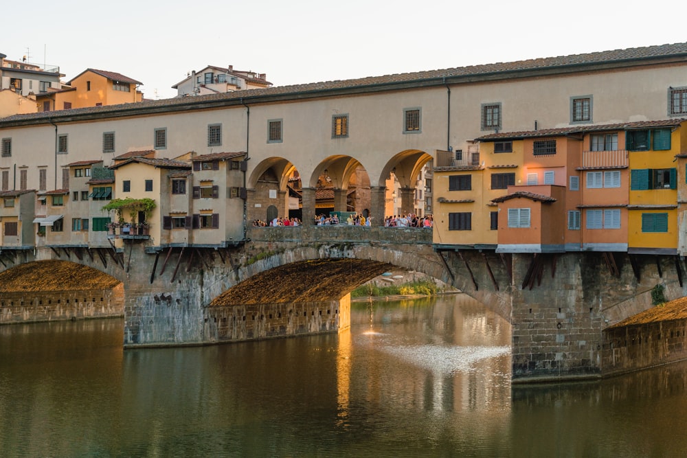 edificio in cemento marrone vicino al ponte