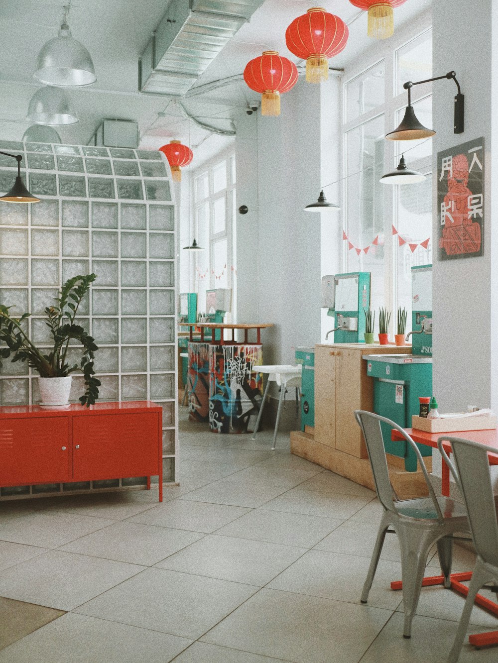 a room filled with lots of tables and chairs