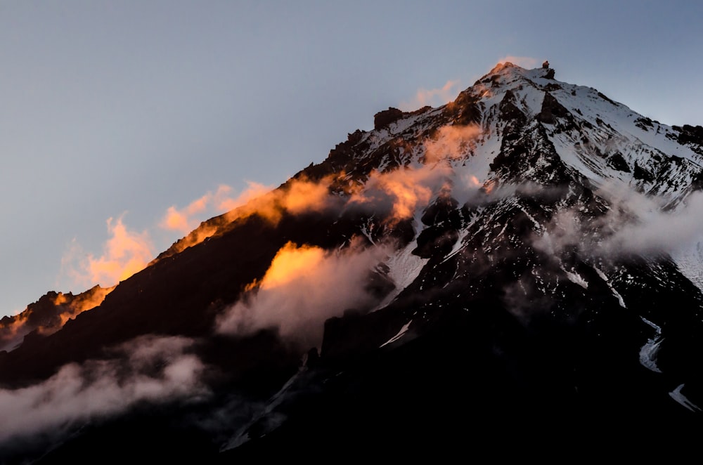 Fotografía aérea de la erupción volcánica